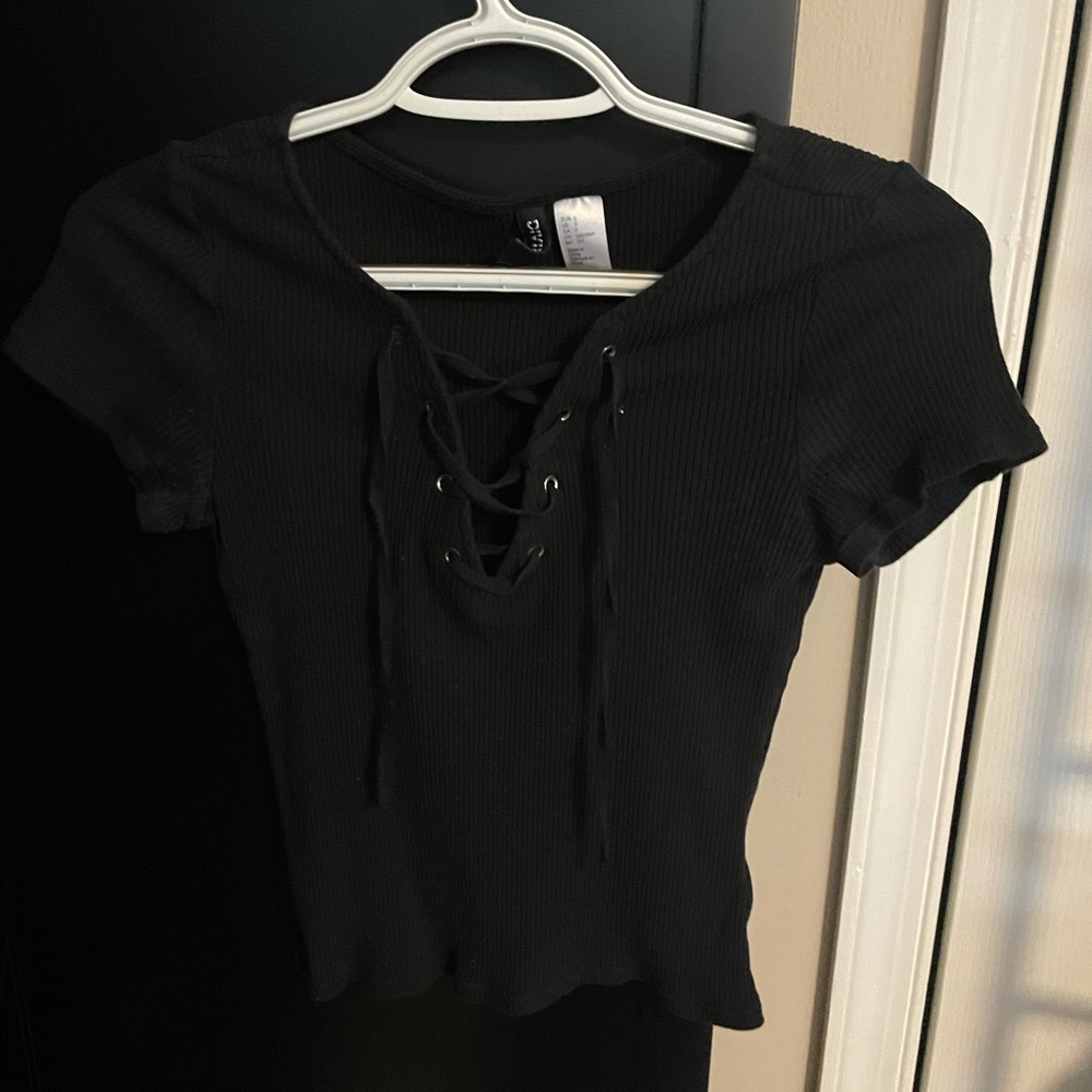 Divided cropped lace up tee shirt